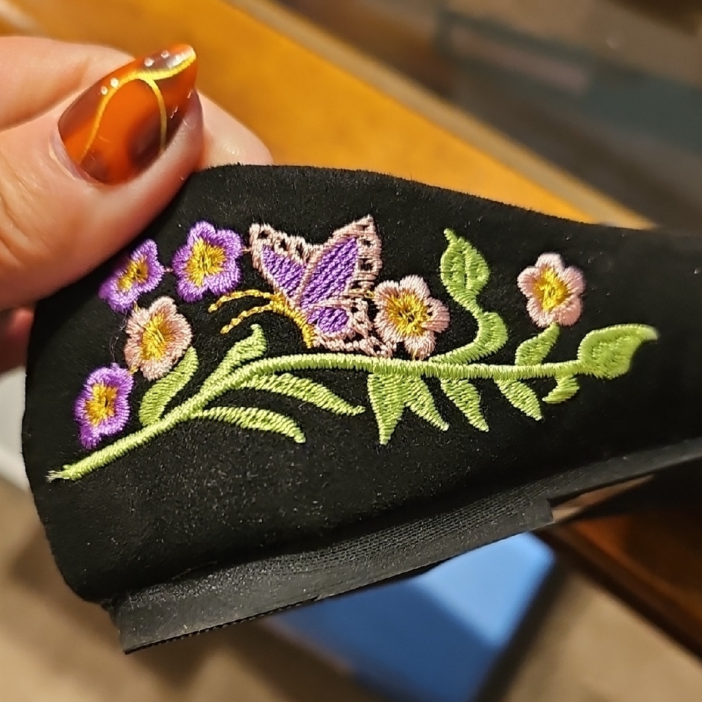 Serengeti Black Flats with Floral Embroidery - Picture 5 of 7